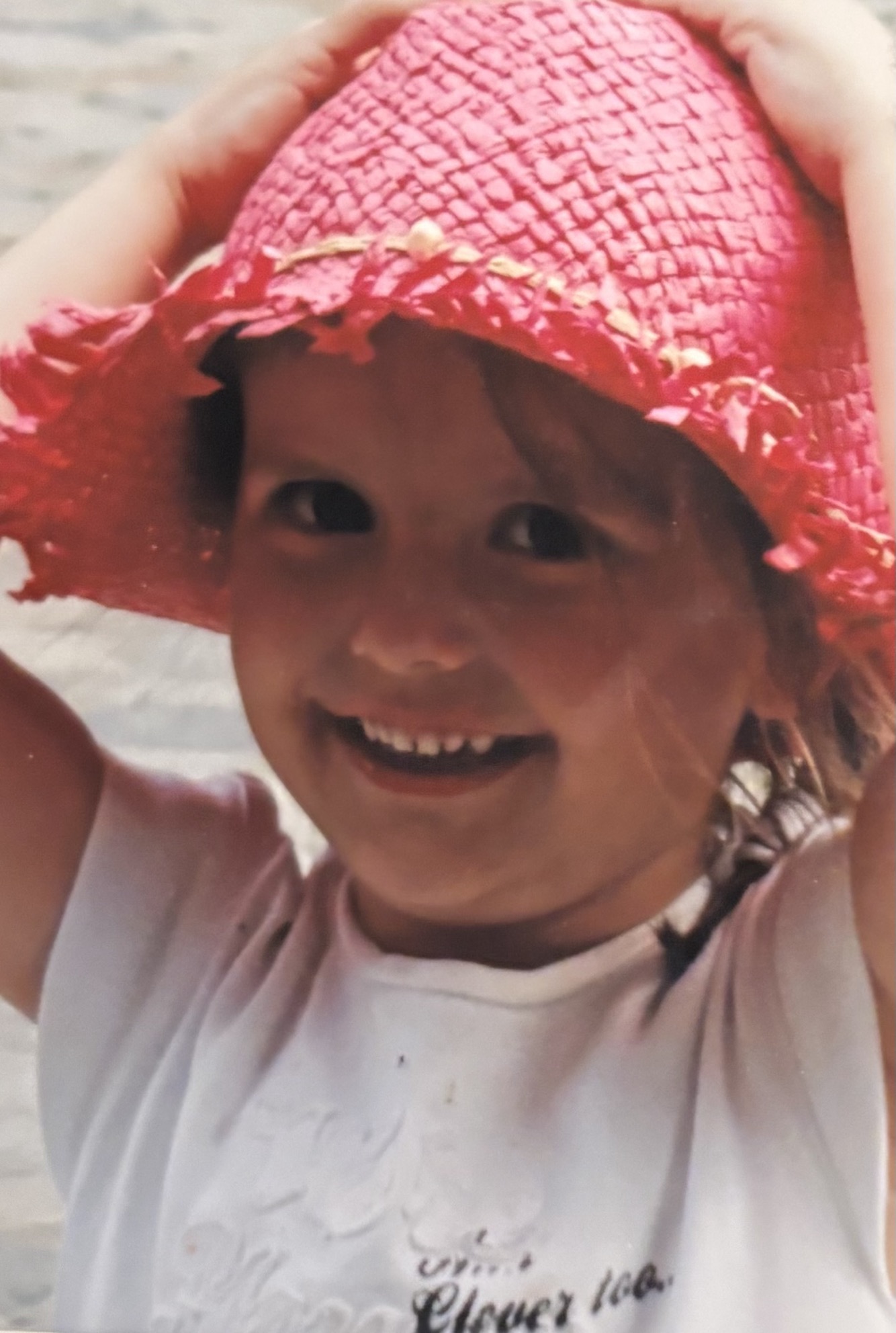 Ich als Kind mit pinkem Hut